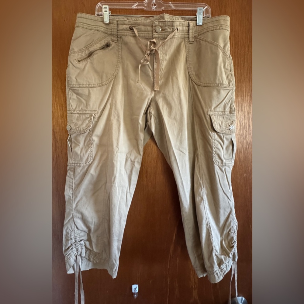 Women’s cargo capri pants Sz 16